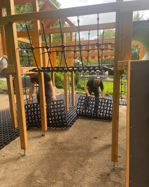 Innovative grass-reinforced safety mats designed to blend natural aesthetics with certified fall protection. Ideal for parks, school playgrounds, and landscape-integrated play zones, offering drainage and durability.